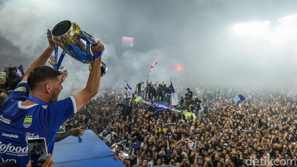 Bobotoh Berpesta di Gedung Sate, Persib Pamerkan Trofi Juara