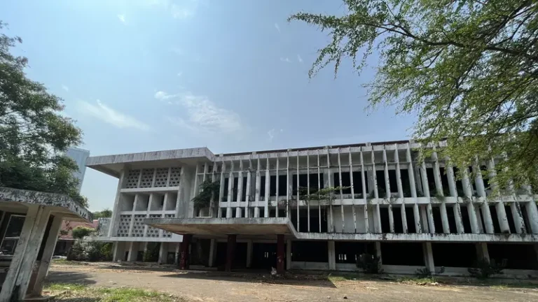 Menelusuri Jejak Bandara Kemayoran: Landasan Internasional Pertama RI yang Kini Terbengkalai